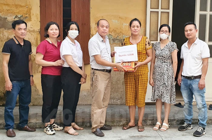 Falcon Vietnam Co Ltd's Trade Union presents over 43 million VND to fatally ill worker